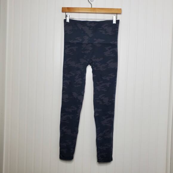 Spanx Women's Look at Me Now Seamless Cropped Leggings Size Large Black Camo - Picture 4 of 7